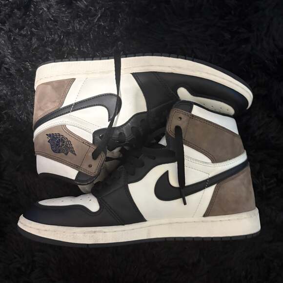 Air Jordan 1 Retro High OG Dark Mocha Sneakers - Picture 1 of 1